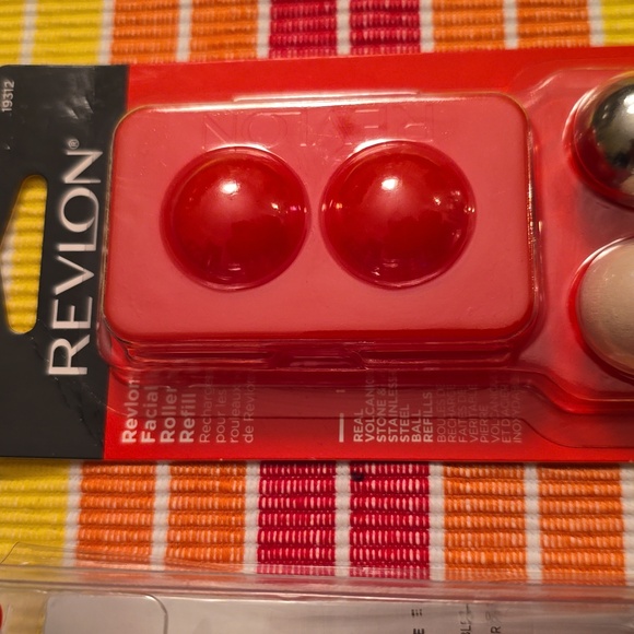 REVLON BRAND SKIN REVIVING ON-THE-GO FACIAL ROLLER AND ROLLER REFILL BUNDLE - Picture 3 of 9